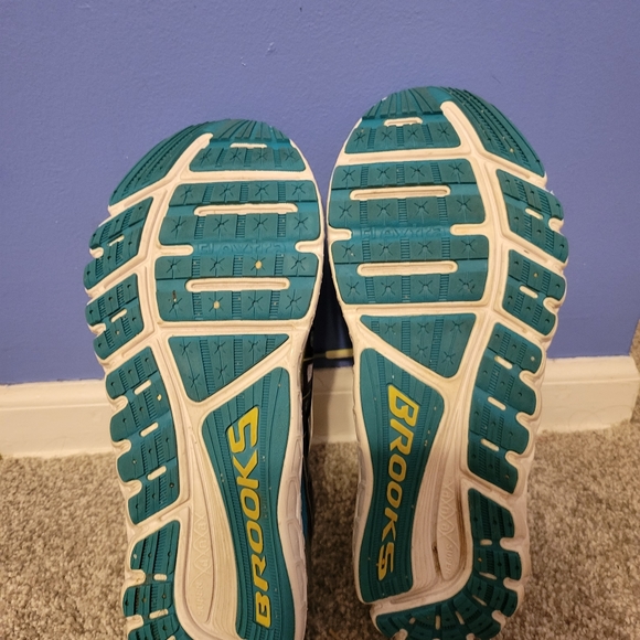 Women's Brooks Running shoes size 10 - Picture 8 of 11